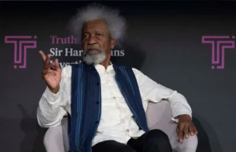 Нобелевский лауреат из Нигерии Уоле Соынка сообщил о отзыве визы США