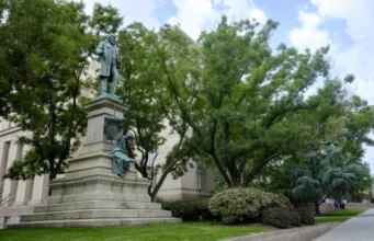 В Вашингтоне снова установили статую конфедерата, снесенную в 2020 году